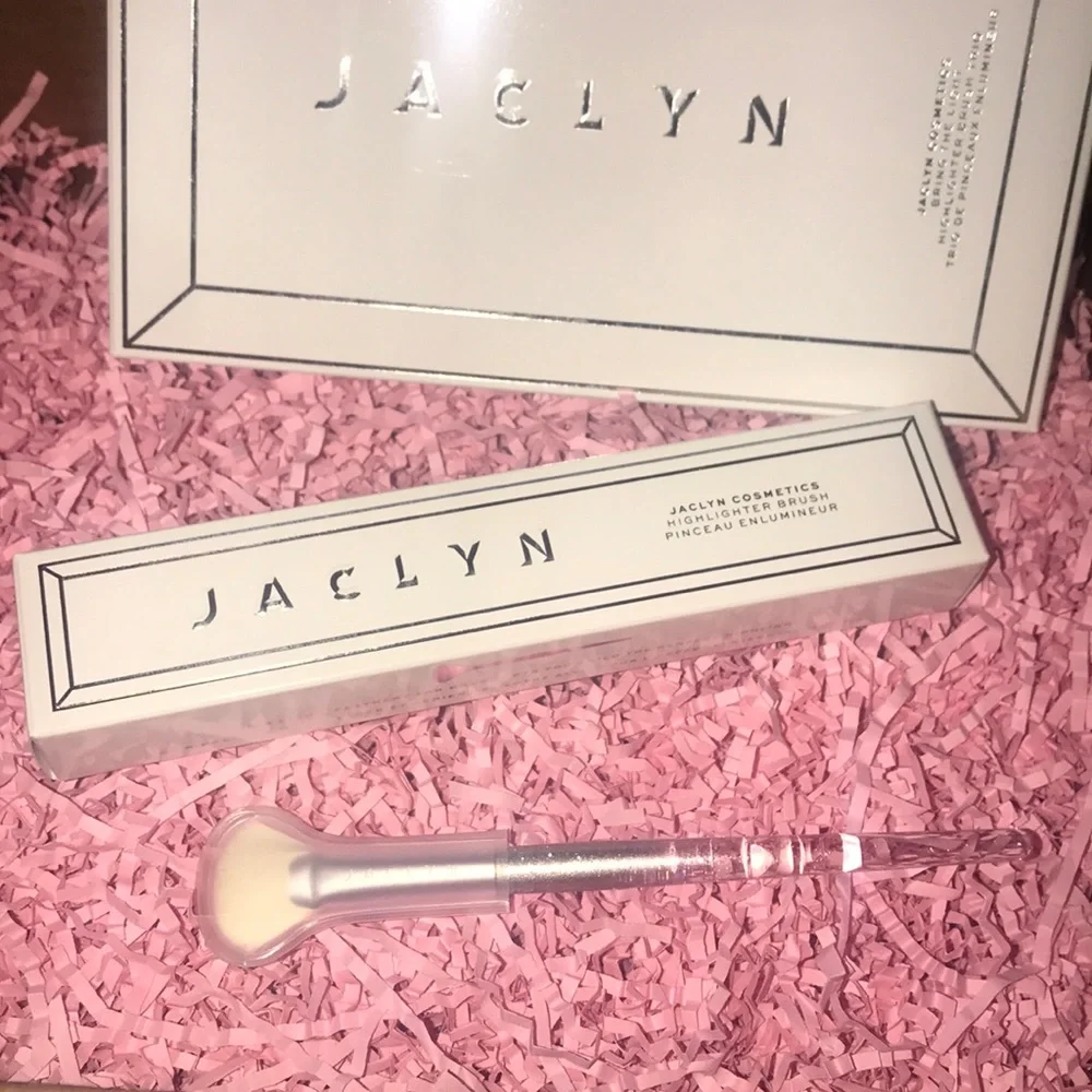 🆕🌿JACLYN COSMETICS: J02 Accent Light Highlighter Brush